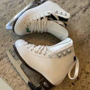 Riedell Emerald ice skates- J12.5. Gently used.